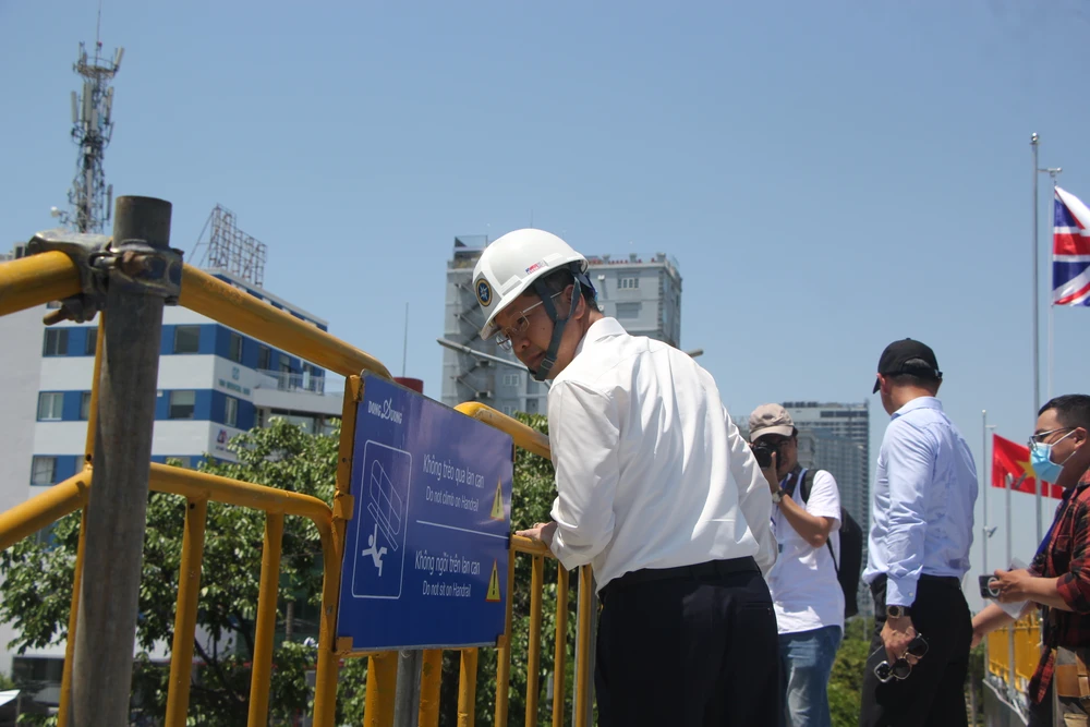 Bí thư Thành ủy thành phố Đà Nẵng Nguyễn Văn Quảng kiểm tra thực tế tại các khán đài. Ảnh: NGÔ QUANG