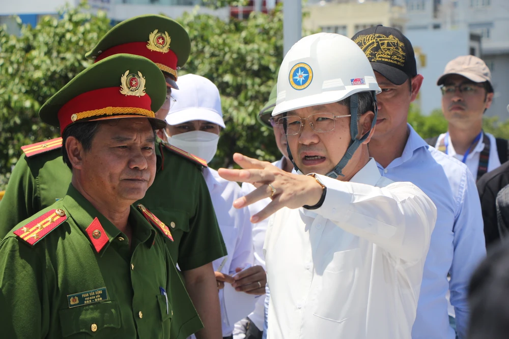 Bí thư Nguyễn Văn Quảng nhấn mạnh việc đảm bảo an toàn cho lễ hội pháo hoa.Ảnh: NGÔ QUANG.
