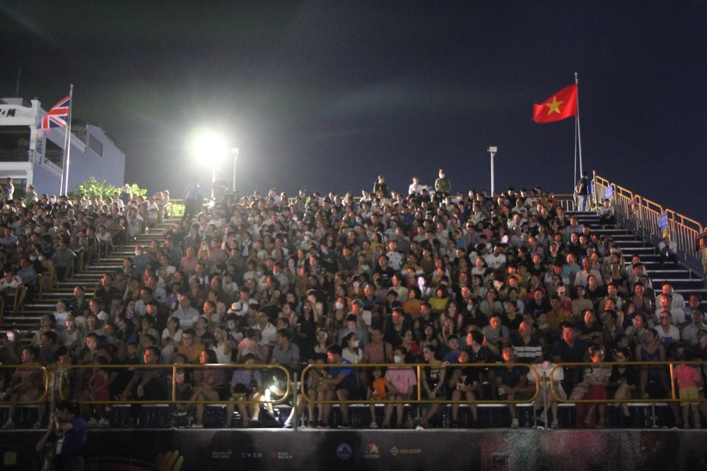 Hàng nghìn du khách theo dõi màn trình diễn của 2 đội Việt Nam và Phần Lan. Ảnh: NGÔ QUANG