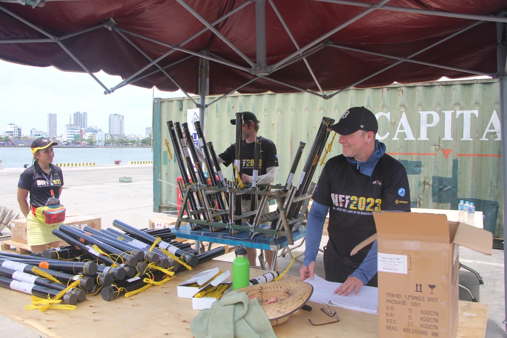 Canada là xứ lạnh nên các thành viên trong đội rất vất vả để quen với thời tiết nắng nóng khi lắp đặt pháo ngoài trời.Ảnh: NGÔ QUANG