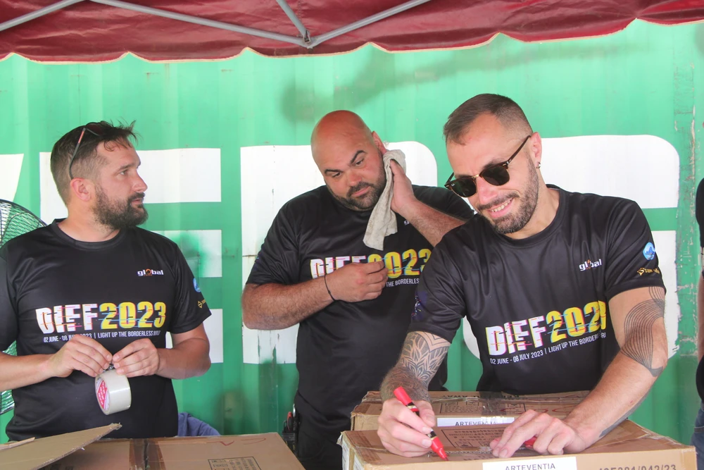 Thời tiết nắng nóng nhưng các thành viên trong đội rất nỗ lực để hoàn thành sớm công tác lắp đặt pháo.Ảnh: NGÔ QUANG