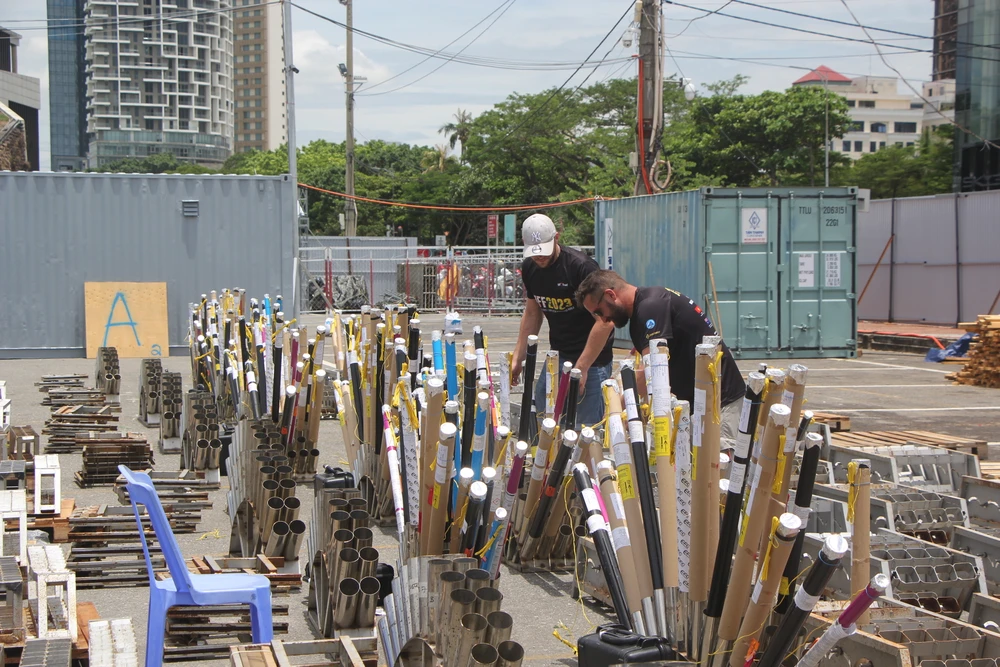 Đội Pháp tuy là tân binh nhưng đã giành được rất nhiều giải thưởng lớn tại các cuộc thi trình diễn pháo hoa ở các quốc gia khác.Ảnh: NGÔ QUANG