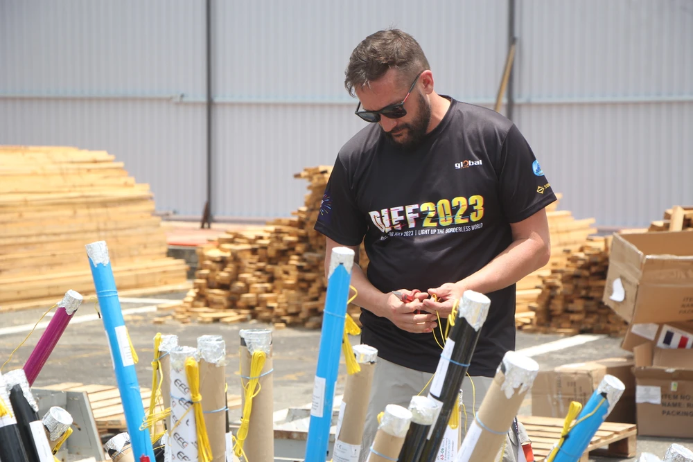 Đội Pháp đã đến sớm hơn 1 ngày để chuẩn bị cho đại tiệc pháo hoa DIFF lần này.