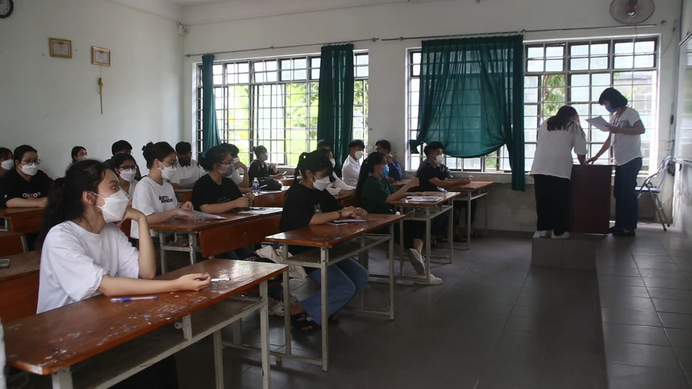 Thí sinh đang được phổ biến quy chế và thủ tục trước khi thi.Ảnh: NGÔ QUANG