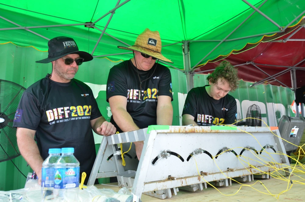 Các đội khẩn trương hoàn thành công tác chuẩn bị.Ảnh: NGÔ QUANG