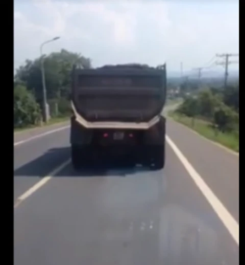 Xe tải được camera ghi lại. Ảnh: Facebook