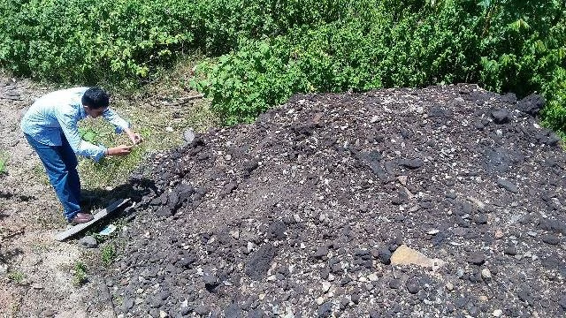 Đống đất đen sẽ được kiểm tra. Ảnh: VIẾT LONG