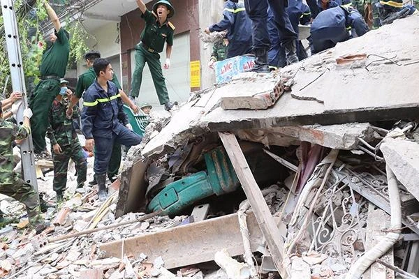 Hiện lực lượng cứu hộ đã xác định được vị trí hai nạn nhân mắc kẹt dưới đống bê tông.