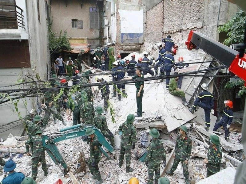  Lực lượng cứu hộ vẫn đang nỗ lực đưa nạn nhân còn lại ra ngoài. 