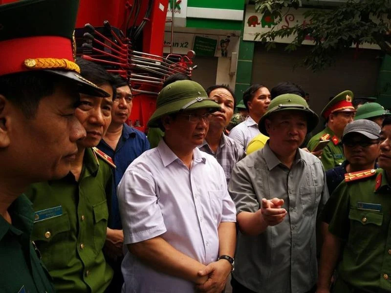 Phó chủ tịch UBND TP Hà Nội Nguyễn Thế Hùng hội ý nhanh cùng lực lượng tìm kiếm cứu nạn tại hiện trường. 
