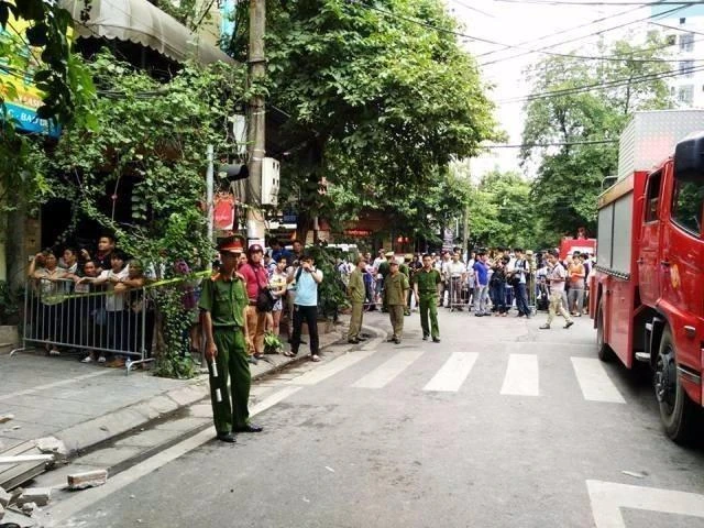 Sau khi xảy ra sự cố các con đường dẫn tới Cửa Bắc được phong tỏa.