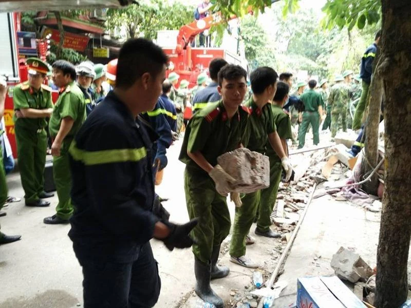 Lực lượng cứu hộ phải chuyển từng viên gạch ra để cứu hộ 2 người còn lại trong ngôi nhà.