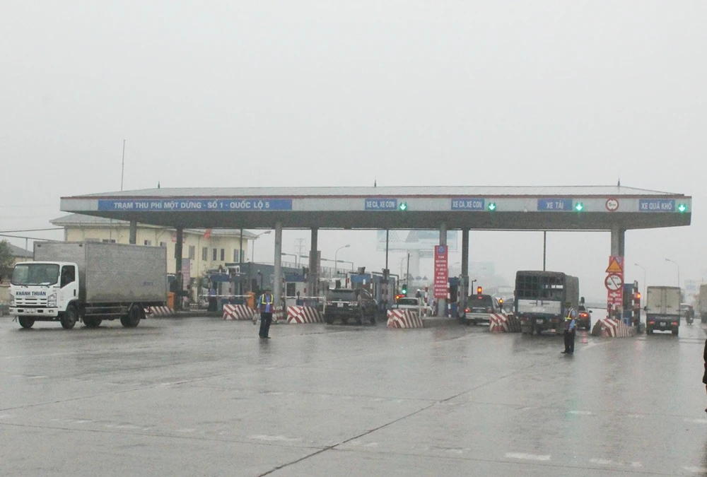 Cử tri kiến nghị xem xét lại mức phí tại các trạm thu phí BOT. Trong ảnh, trạm thu phí quốc lộ 5. Ảnh: VIẾT LONG