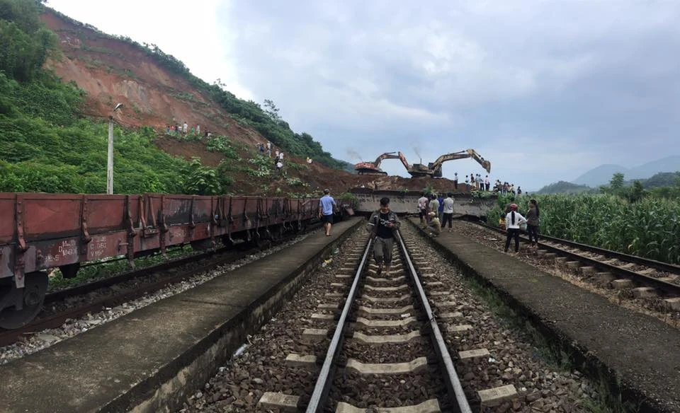 Lở núi, đất đá vùi 7 toa tàu ảnh 2