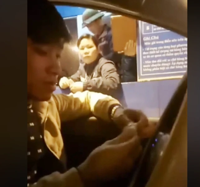 Ngày thứ hai tài xế dùng tiền lẻ qua trạm BOT quốc lộ 5 ảnh 1 Ngày thứ hai tài xế dùng tiền lẻ qua trạm BOT quốc lộ 5 ảnh 1