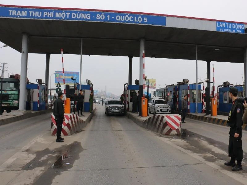 Ngày thứ hai tài xế dùng tiền lẻ qua trạm BOT quốc lộ 5 ảnh 2
