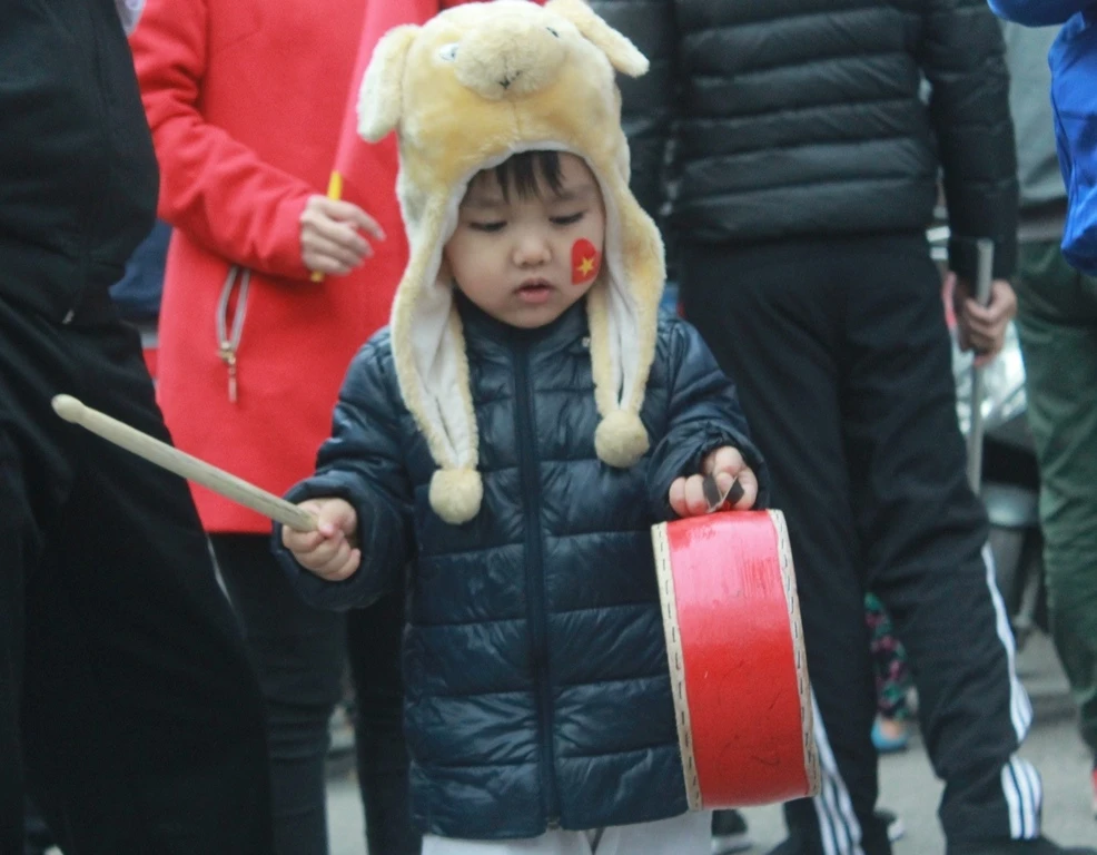 Trời lạnh, nhiều em bé quyết chờ đợi U23 Việt Nam ảnh 2