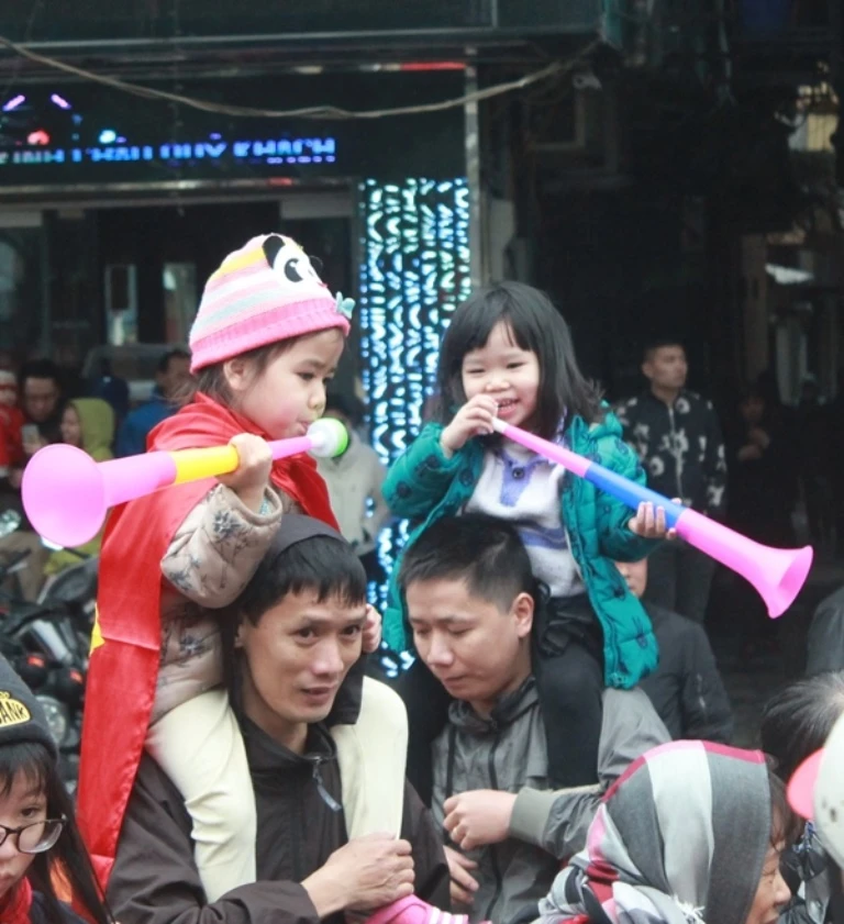 Trời lạnh, nhiều em bé quyết chờ đợi U23 Việt Nam ảnh 3