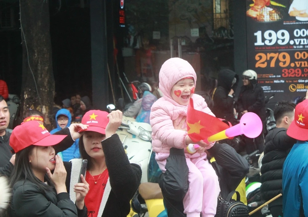 Trời lạnh, nhiều em bé quyết chờ đợi U23 Việt Nam ảnh 4