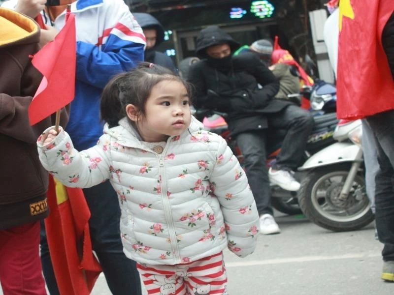 Trời lạnh, nhiều em bé quyết chờ đợi U23 Việt Nam ảnh 1