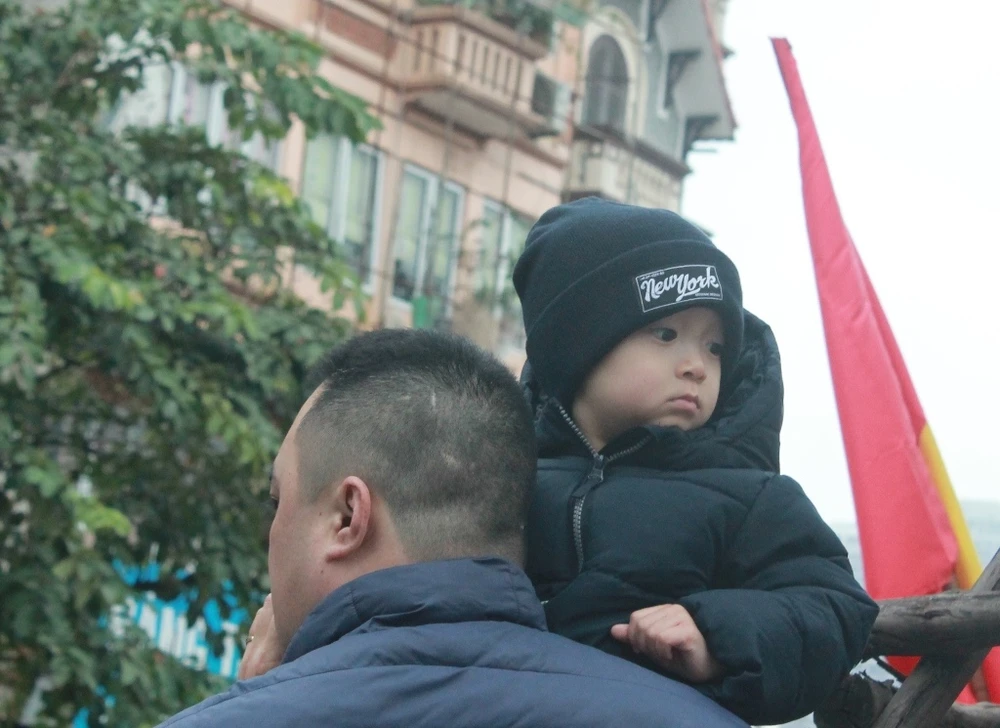 Trời lạnh, nhiều em bé quyết chờ đợi U23 Việt Nam ảnh 6