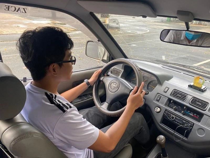 Học viên thực hiện bài thi sát hạch trong hình. Ảnh: PLO