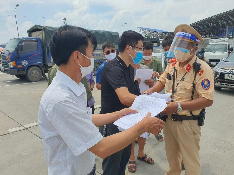 Nhiều ý kiến cho rằng không nên tách Luật Giao thông đường bộ 2008. Ảnh: T.PHAN