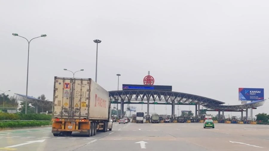 Hiện nhiều dự án BOT chưa tăng số lượng làn ETC. Ảnh: V.LONG Hiện nhiều dự án BOT chưa tăng số lượng làn ETC. Ảnh: V.LONG