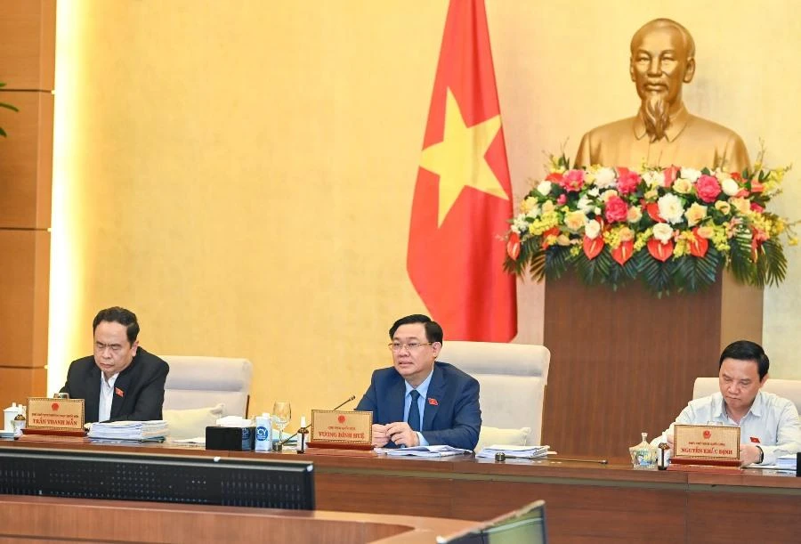 Chủ tịch Quốc hội (ngồi giữa) điều hành cuộc họp. Ảnh: Đ.Minh Chủ tịch Quốc hội (ngồi giữa) điều hành cuộc họp. Ảnh: Đ.Minh