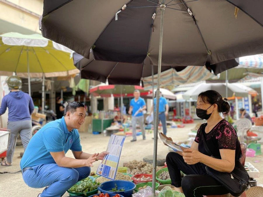 Nhiều người dân đang đăng ký tham gia BHXH tự nguyện để về già có lương hưu. Ảnh: V.LONG