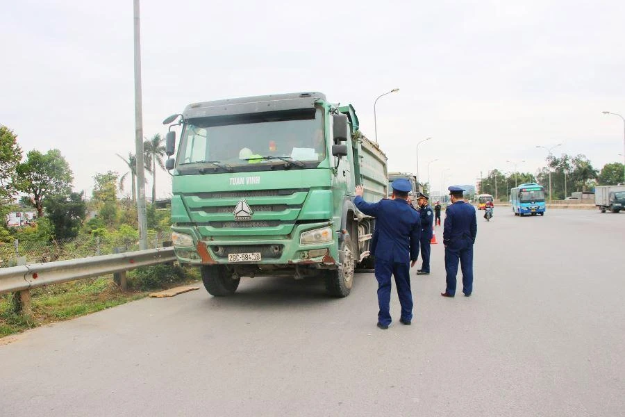 Lực lượng Thanh tra kiểm tra phương tiện nghi quá tải. Ảnh: V.LONG