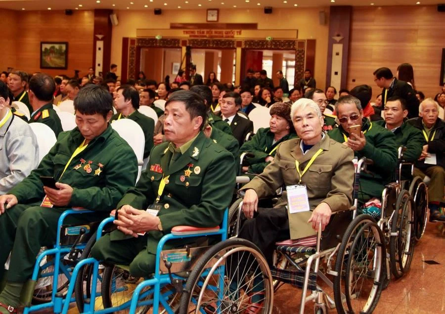 Những người lính dự lễ kỷ niệm Ngày thương binh liệt sĩ. Ảnh: V.LONG