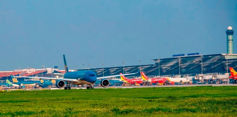 Thời gian qua hãng hàng không quốc gia gặp khó khăn nên nhiều lần đề xuất tăng giá trần vé máy bay, giảm phí cất hạ cánh. Ảnh: V.LONG Thời gian qua hãng hàng không quốc gia gặp khó khăn nên nhiều lần đề xuất tăng giá trần vé máy bay, giảm phí cất hạ cánh. Ảnh: V.LONG