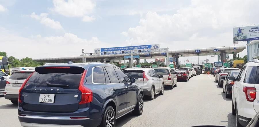 Các cao tốc do VEC quản lý đều dán thông báo từ ngày 1-8 sẽ tiến hành thu phí không dừng. Ảnh: V.LONG