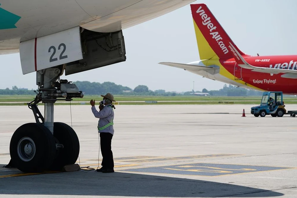 Công ty TNHH Kỹ thuật máy bay… nỗ lực và cần mẫn làm việc bất chấp mọi điều kiện khắc nghiệt của thời tiết để tạo nên các mắt xích gắn kết chặt chẽ cùng phục vụ bay an toàn tuyệt đối.