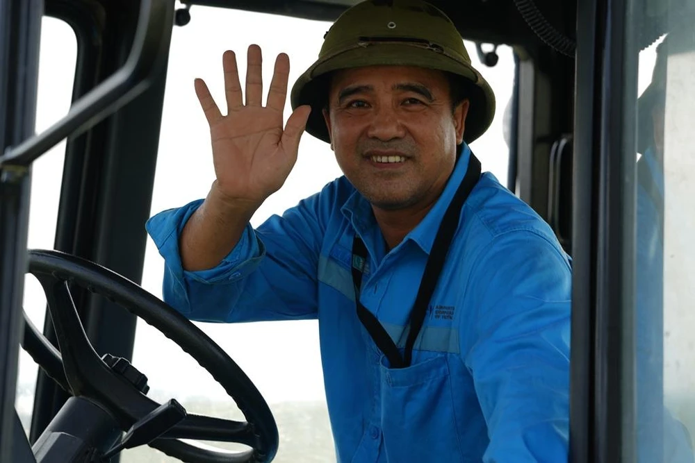 Nụ cười của nhân viên hàng không khi hoàn thành công việc ở sân bay để trở về bên gia đình.