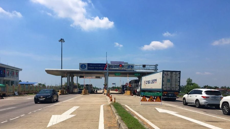 Trạm thu phí trên tuyến cao tốc Đà Nẵng - Quảng Ngãi. Ảnh: V.LONG