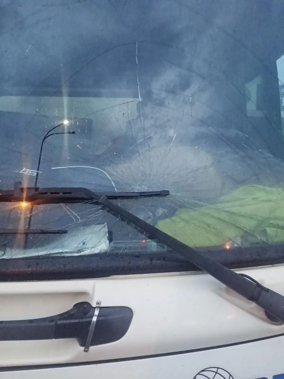 Barie tác động khiến vỡ kính ô tô ở trạm thu phí, tuyến cao tốc Cầu Giẽ - Ninh Bình. Ảnh: V.LONG