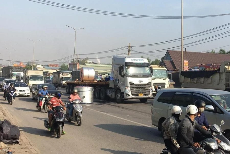 Xe container chở cuộn thép bị rơi giữa đường. Ảnh: THÁI HÀ