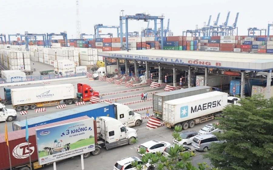 Các phương tiện xếp hàng vào cảng Cát Lái. Ảnh: QH Các phương tiện xếp hàng vào cảng Cát Lái. Ảnh: QH