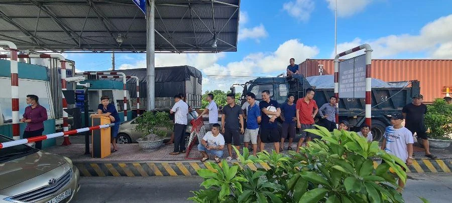 Nhiều tài xế quyết không trả phí. Ảnh: T.HIẾU