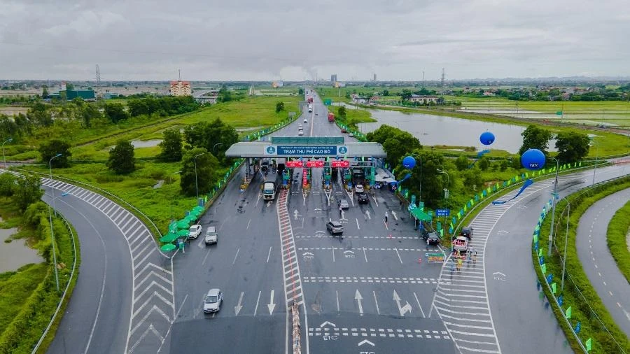 Từ ngày 1-8 các xe ô tô phải dán thẻ ETC mới được lưu thông trên cao tốc. Ảnh: V.LONG