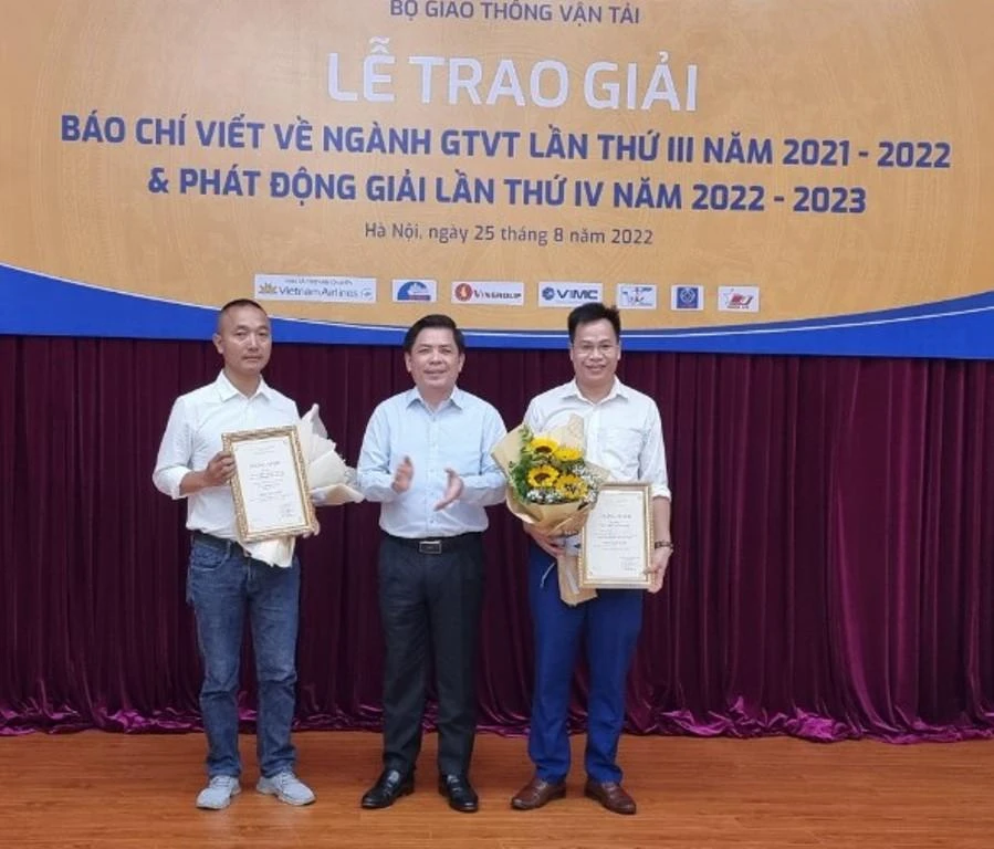 Bộ trưởng Bộ GTVT Nguyễn Văn Thể trao giải cho hai tác giả đoạt giải nhất. Ảnh: V.LONG