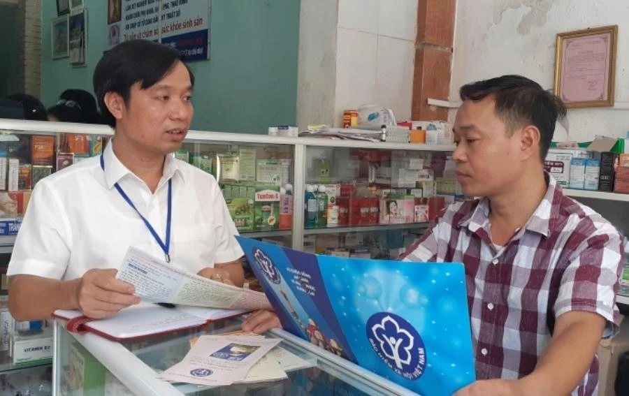 Nhân viên BHXH tuyên truyền người dân tham gia chính sách BHXH tự nguyện. Ảnh: V.LONG