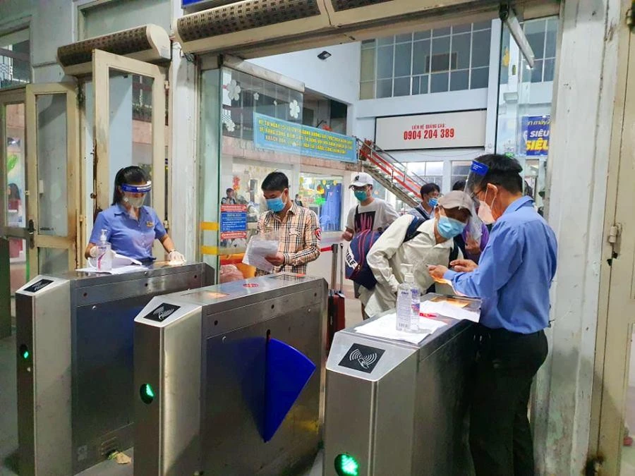 Cửa kiểm soát vé trước khi lên tàu hỏa.