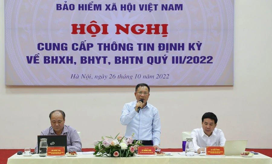 Ông Lê Hùng Sơn, Phó Tổng giám đốc BHXH Việt Nam trả lời câu hỏi của PLO. Ảnh: V.LONG