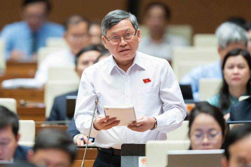 ĐB Tô Văn Tám (Kon Tum) phát biểu tại hội trường.