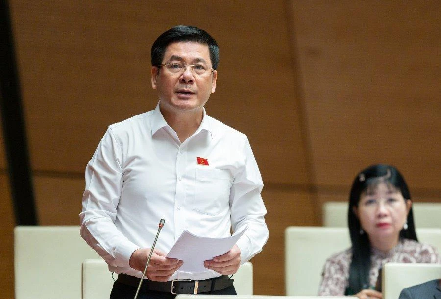 Bộ trưởng Bộ Công Thương Nguyễn Hồng Diên phát biểu trước nghị trường sáng 28-10. Ảnh: ĐỨC MINH