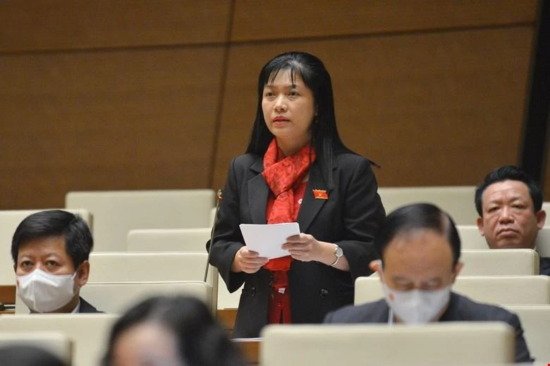 ĐB Tạ Thị Yên phát biểu ở hội trường.