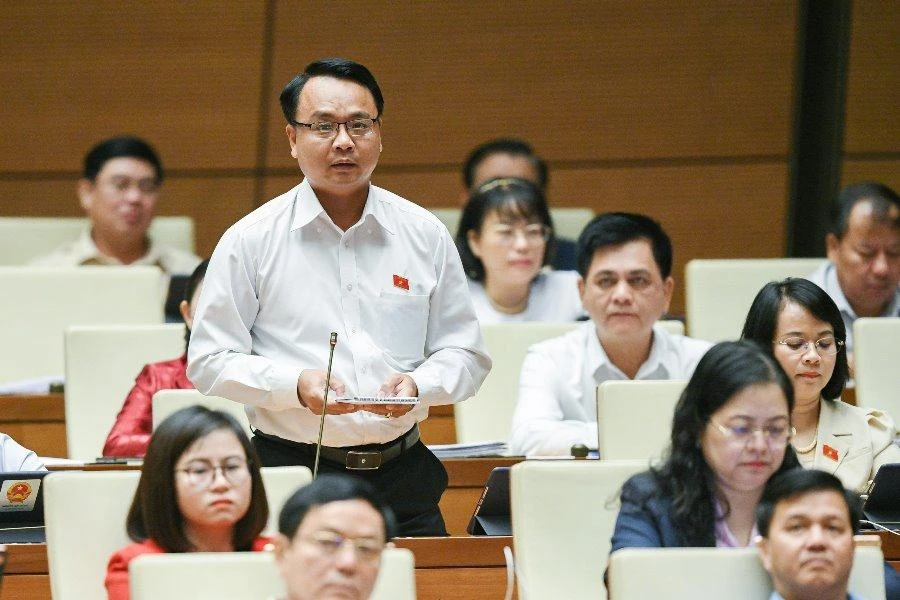 ĐB Đặng Hồng Sỹ (Bình Thuận) chất vấn Tổng Thanh tra Chính phủ. Ảnh: ĐỨC MINH